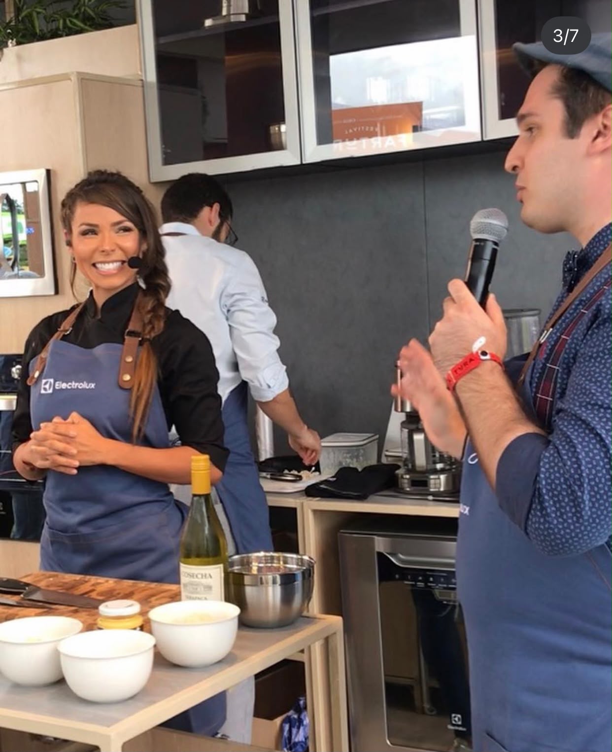 Chef Larissa Lobão durante um workshop presencial