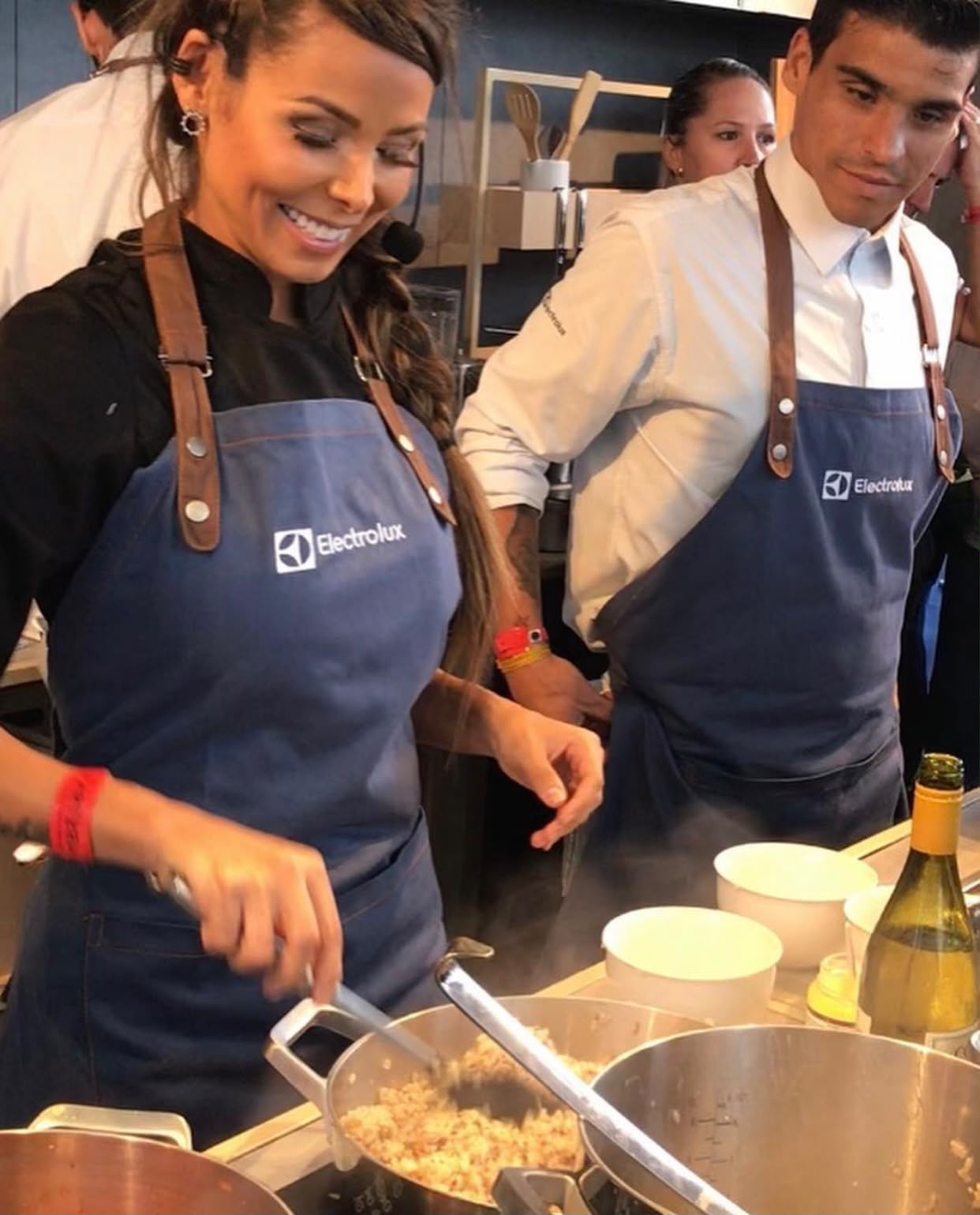 Chef Larissa cozinhando ao vivo